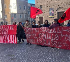 Macerata, studenti in piazza per il “No Meloni Day”: “Ci battiamo per il nostro diritto a un'istruzione democratica"