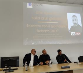 “Uno sguardo sulla crisi globale”: il giornalista Roberto Tallei incontra gli studenti del Divini “Uno sguardo sulla crisi globale”: il giornalista Roberto Tallei incontra gli studenti del Divini