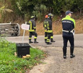Macerata, auto si ribalta e resta in bilico su una fiancata: soccorso 52enne Macerata, auto si ribalta e resta in bilico su una fiancata: soccorso 52enne