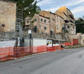 Morrovalle, nuovo volto per Porta delle Fonti con muro di contenimento e marciapiede Morrovalle, nuovo volto per Porta delle Fonti con muro di contenimento e marciapiede