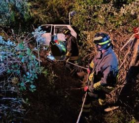 Perde il controllo dell'auto e finisce in un dirupo: conducente trasportato all'ospedale