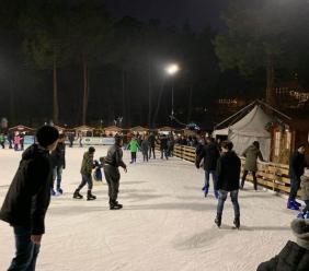 Sarnano accende la magia del Natale: nel weekend apre la pista di pattinaggio su ghiaccio