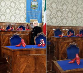 Scarpe rosse sugli scranni del Consiglio provinciale: un gesto per non dimenticare le vittime di violenza