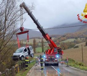 Finisce con l'auto in un fosso pieno d'acqua: conducente salvato dai vigili del fuoco (FOTO)