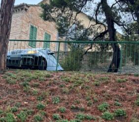 Macerata, auto rimane in bilico su un cordolo in viale Puccinotti