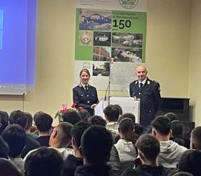 Contro la violenza di genere non c'è solo la strada: la polizia in cattedra tra codice rosso e pericoli del cyberbullismo