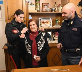 Macerata, vittima di truffa consegna monili d'oro e fede nuziale a una finta donna carabiniere: due arresti dopo fuga