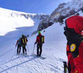 Neve e ghiaccio sui Sibillini, il Soccorso Alpino avverte: "Massima prudenza in montagna"