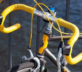 Valfornace, procede a zig-zag con la bici e rifiuta l'etilometro: denunciato 30enne