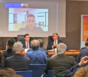 Corsa dei tedofori? Macché: la Fiamma Olimpica di Milano-Cortina 2026 attraversa Macerata in spider Corsa dei tedofori? Macché: la Fiamma Olimpica di Milano-Cortina 2026 attraversa Macerata in spider