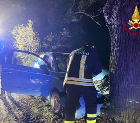 Potenza Picena, auto contro un albero: ragazza in ospedale per accertamenti