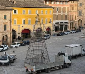 San Severino, Natale è sostenibile: l'albero stilizzato in 3D illumina la piazza San Severino, Natale è sostenibile: l'albero stilizzato in 3D illumina la piazza