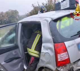 Auto esce di strada e precipita in un campo a 200 metri dalla carreggiata: ragazza a Torrette (FOTO) Auto esce di strada e precipita in un campo a 200 metri dalla carreggiata: ragazza a Torrette (FOTO)