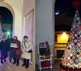 Oltre 400 piastrelle, Montefano ha il suo albero all'uncinetto: un progetto corale che illumina il paese