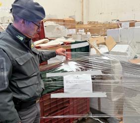 Civitanova, oltre 51mila calzature e fondi di suole contraffatti: due imprenditori denunciati Civitanova, oltre 51mila calzature e fondi di suole contraffatti: due imprenditori denunciati