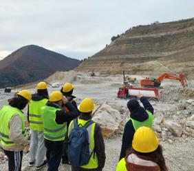 Studenti Unicam a Caldarola: visita didattica al sito estrattivo per apprendere tecniche e tutela ambientale Studenti Unicam a Caldarola: visita didattica al sito estrattivo per apprendere tecniche e tutela ambientale