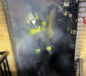 Incendio in un appartamento nella notte: donna evacuata dai vigili del fuoco e trasferita in ospedale Incendio in un appartamento nella notte: donna evacuata dai vigili del fuoco e trasferita in ospedale
