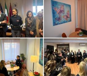 Alla Questura di Macerata inaugurata "Una stanza tutta per sé": un nuovo spazio protetto per le vittime di violenza (VIDEO) Alla Questura di Macerata inaugurata "Una stanza tutta per sé": un nuovo spazio protetto per le vittime di violenza (VIDEO)