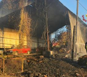 Incendio in un capanno agricolo: mezzi salvati dalle fiamme Incendio in un capanno agricolo: mezzi salvati dalle fiamme