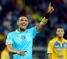 Scontro salvezza in Serie A, arbitra Sacchi: il fischietto maceratese designato per Lecce-Pisa Scontro salvezza in Serie A, arbitra Sacchi: il fischietto maceratese designato per Lecce-Pisa