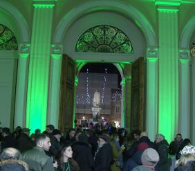 Recanati, la Bcc festeggia il Natale con il solito "(B)Cin Cin" in piazza Leopardi: sapori, musica e tradizione sotto il loggiato