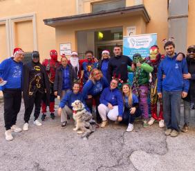 Fondazione Ospedale Salesi ETS, i supereroi acrobatici scendono dal tetto per donare un Natale speciale ai bambini Fondazione Ospedale Salesi ETS, i supereroi acrobatici scendono dal tetto per donare un Natale speciale ai bambini