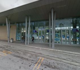 Macerata, soldi e scarpe strappati a un minorenne al terminal bus. La madre: "Poteva finire molto peggio" (VIDEO)