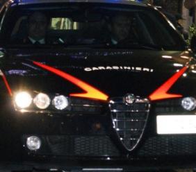 Macerata, donna al volante senza patente ma con due coltelli: multa da 5mila euro e denuncia