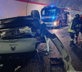 Serravalle, incidente in galleria: tre feriti trasportati a Camerino