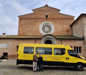 Nuovo scuolabus per Sant’Angelo in Pontano: consegnato il pulmino per gli studenti