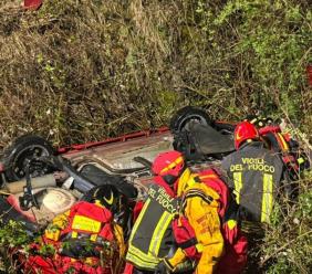 Valfornace, auto si ribalta sulla provinciale e finisce in un canale: due persone estratte dall'abitacolo