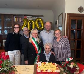 San Severino, Lina Sparvoli compie 100 anni: la festa unisce quattro generazioni San Severino, Lina Sparvoli compie 100 anni: la festa unisce quattro generazioni