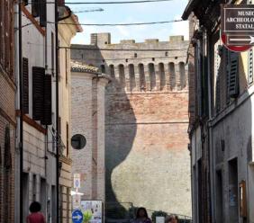 Urbisaglia, la tradizione rivive tra le mura: torna la Fiera di San Giorgio
