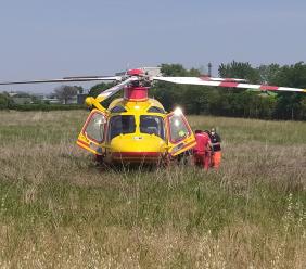 Pieve Torina, perde il controllo della moto e si schianta contro un muretto: grave 49enne