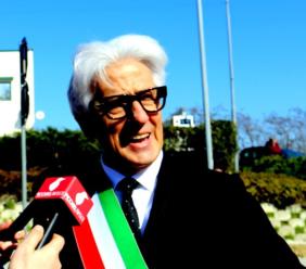 Parcaroli non ha la lista. E aspettando "Godo" sta diventando una comica