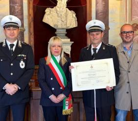 San Severino, nuovi gradi alla Polizia Locale: omaggio a Marco Gatti prima del pensionamento