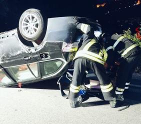 San Severino, finisce fuori strada e si ribalta: estratto dalle lamiere dai vigili del fuoco