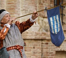 Cena dei Mille e Gruppo Chiarine dedicato ad Angelo Raponi: Camerino inaugura la Corsa alla Spada