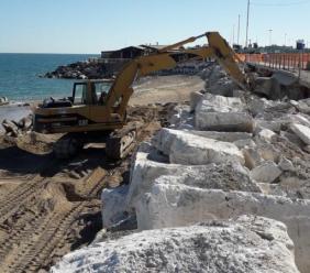 Scossicci, scatta il piano anti-erosione: in arrivo la sabbia da Numana per i balneari Scossicci, scatta il piano anti-erosione: in arrivo la sabbia da Numana per i balneari