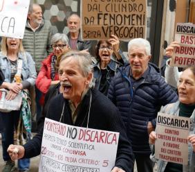 "La discarica non si farà": il grido dei cittadini di Montefano. Protesta davanti alla Provincia (FOTO e VIDEO)