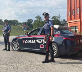 Pollenza, brandisce un pugnale nei pressi di un bar: denunciato 30enne irregolare