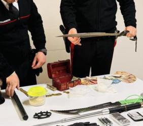 Porto Recanati- In casa 140 grammi di cocaina, machete e tirapugni: arrestato 45enne Porto Recanati- In casa 140 grammi di cocaina, machete e tirapugni: arrestato 45enne
