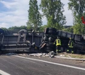 Incidente in autostrada a Porto Recanati, camion sfonda il guardrail: due feriti, uno a Torrette Incidente in autostrada a Porto Recanati, camion sfonda il guardrail: due feriti, uno a Torrette