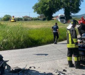 Cingoli, schianto tra auto e camion sulla Provinciale: interviene l’eliambulanza Cingoli, schianto tra auto e camion sulla Provinciale: interviene l’eliambulanza