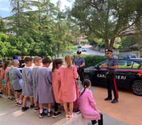 Montecassiano, Carabinieri in classe: lezione di legalità e solidarietà alla Primaria