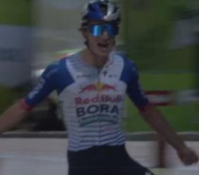 Il "duca di Camerino" Giulio Pellizzari trionfa nell’ultima tappa a Burgos Il "duca di Camerino" Giulio Pellizzari trionfa nell’ultima tappa a Burgos