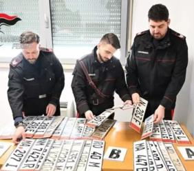 Smascherata rete di targhe false nel settore auto tra Fermo e Civitanova: due denunciati