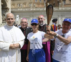 Macerata-Loreto 2026, papa Leone XIV benedice la Fiaccola della Pace in Vaticano Macerata-Loreto 2026, papa Leone XIV benedice la Fiaccola della Pace in Vaticano
