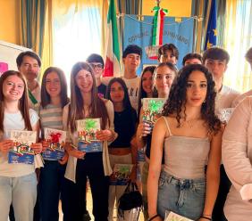 Appignano, festa della Repubblica con i neodiciottenni: consegnata la Costituzione a 15 giovani Appignano, festa della Repubblica con i neodiciottenni: consegnata la Costituzione a 15 giovani