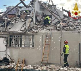 Esplosione all'alba, crolla una palazzina a Porto Sant'Elpidio: tre persone morte Esplosione all'alba, crolla una palazzina a Porto Sant'Elpidio: tre persone morte